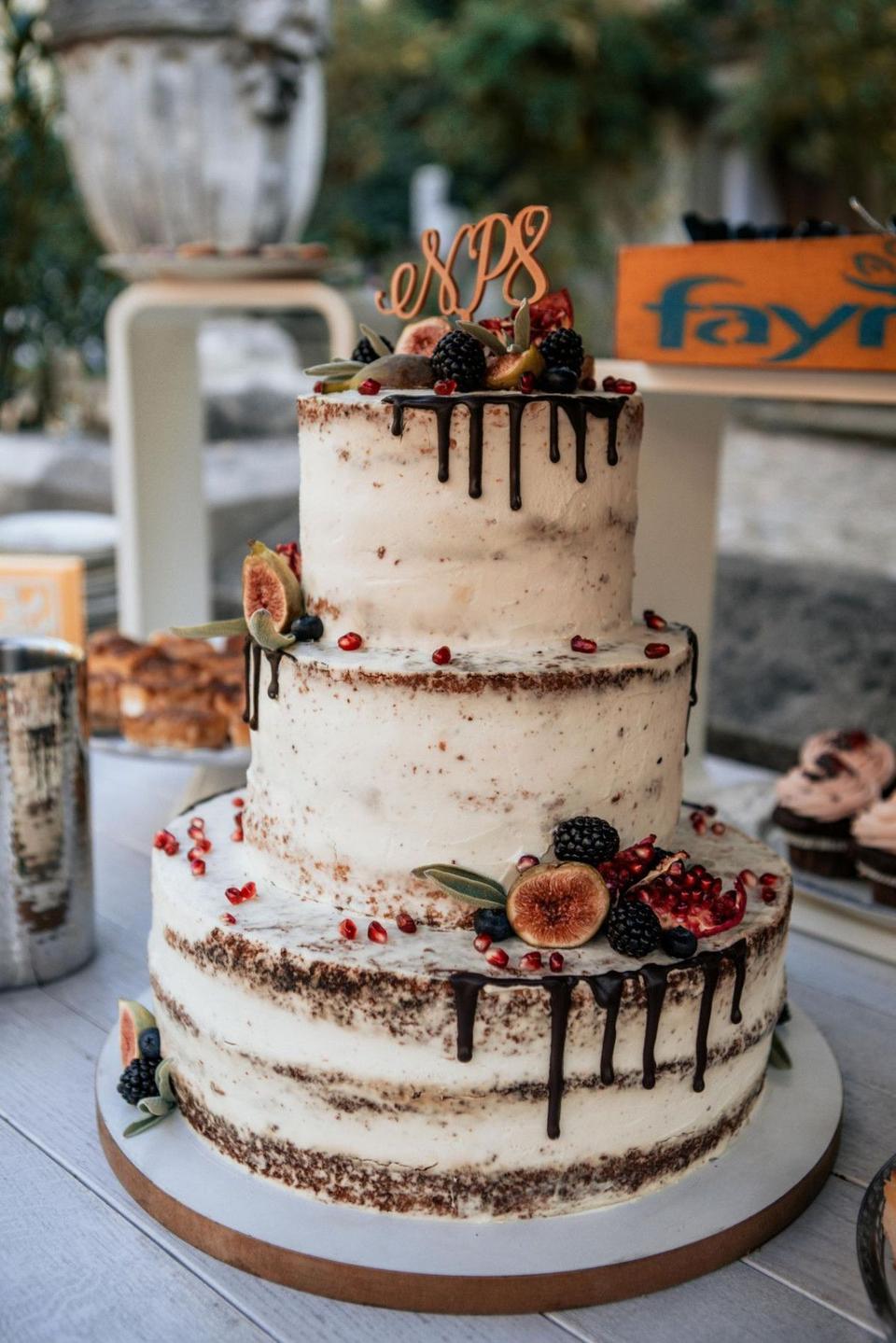 dreistöckige Hochzeitstorte mit Früchten verziert