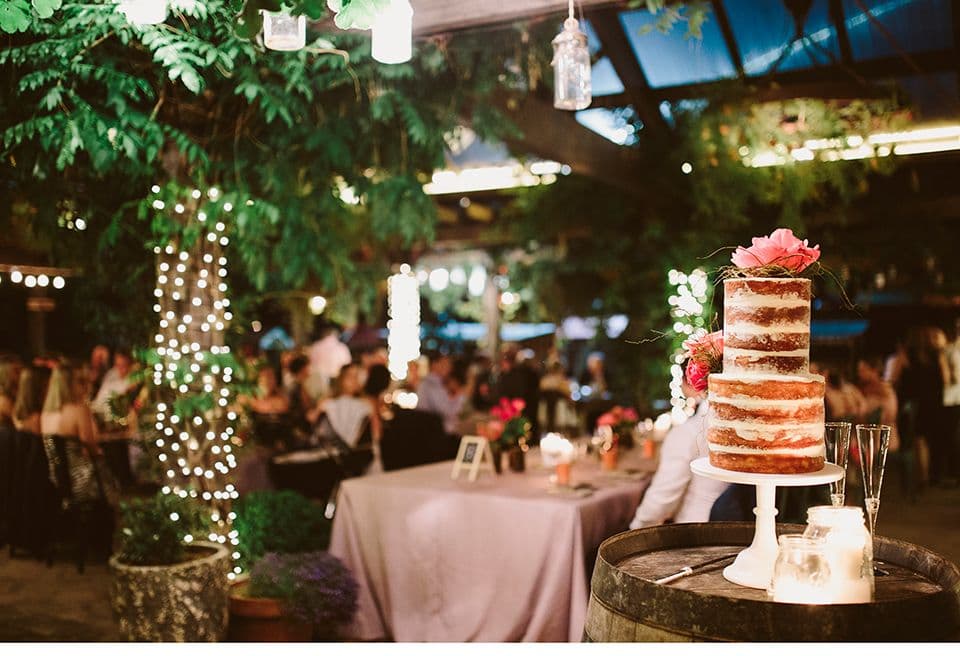 zweistöckiger Naked-Cake mit Blumendekor