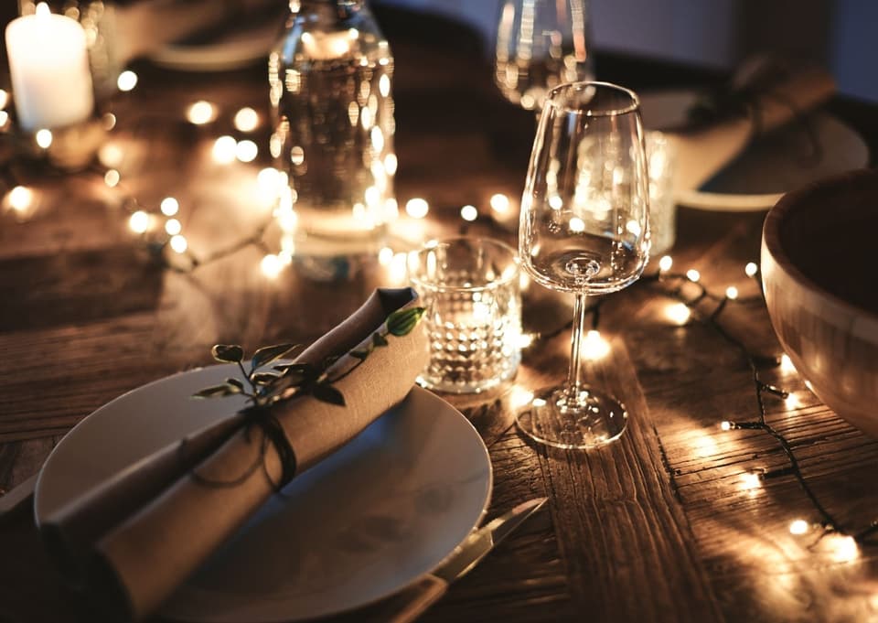 Schickes Dinner: Gedeckter Tisch und hübscher Deko
