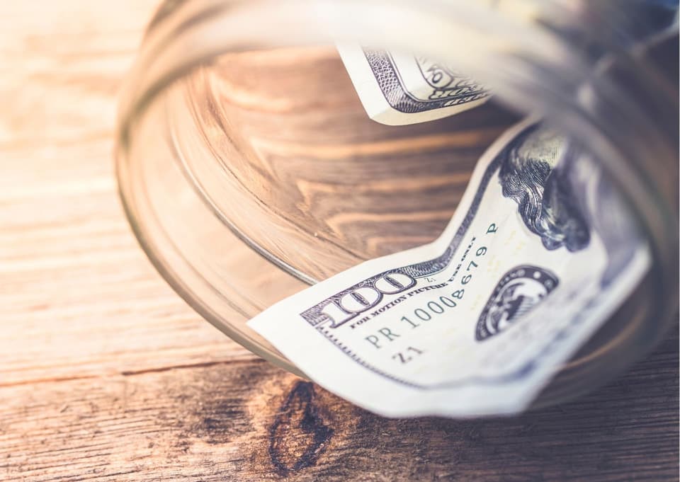 100 Dollar - Geld - Schein in einem Glas
