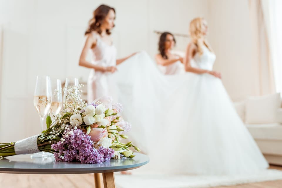Trauzeuginnen helfen Braut am Hochzeitstag