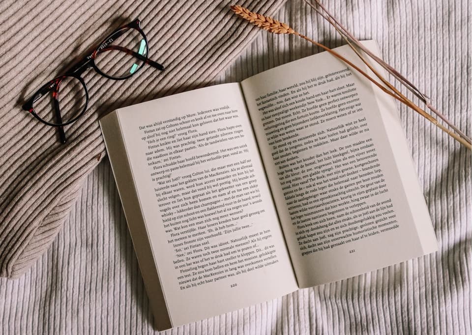 Offenes Buch mit Sprüchen und Zitaten