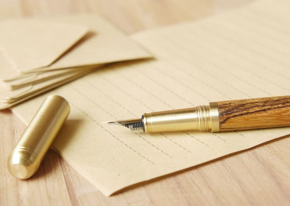 Füller und ein Blatt Papier