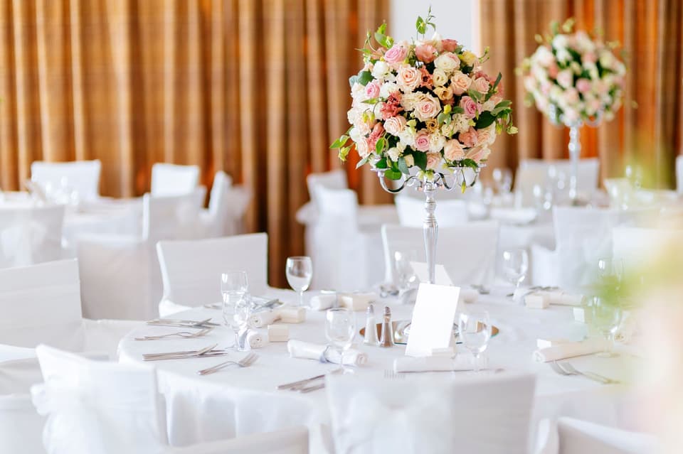 Auf der Suche nach dem perfekten Hochzeitssaal fĂŒr die Hochzeitsfeier - dieser Saal setzt die Hochzeitstorte perfekt in Szene!
