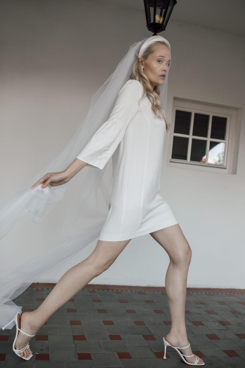 kurzes schlichtes Brautkleid mit langem Schleier und dickem Haarreif