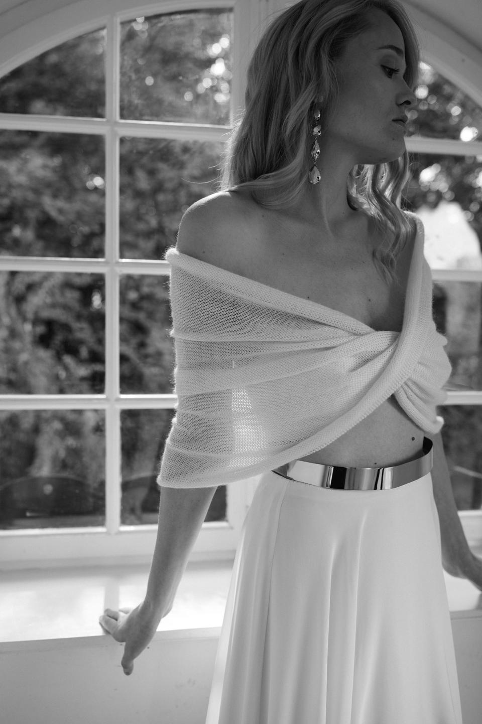 Couture Kleid mit Couture Pullover gewickelt