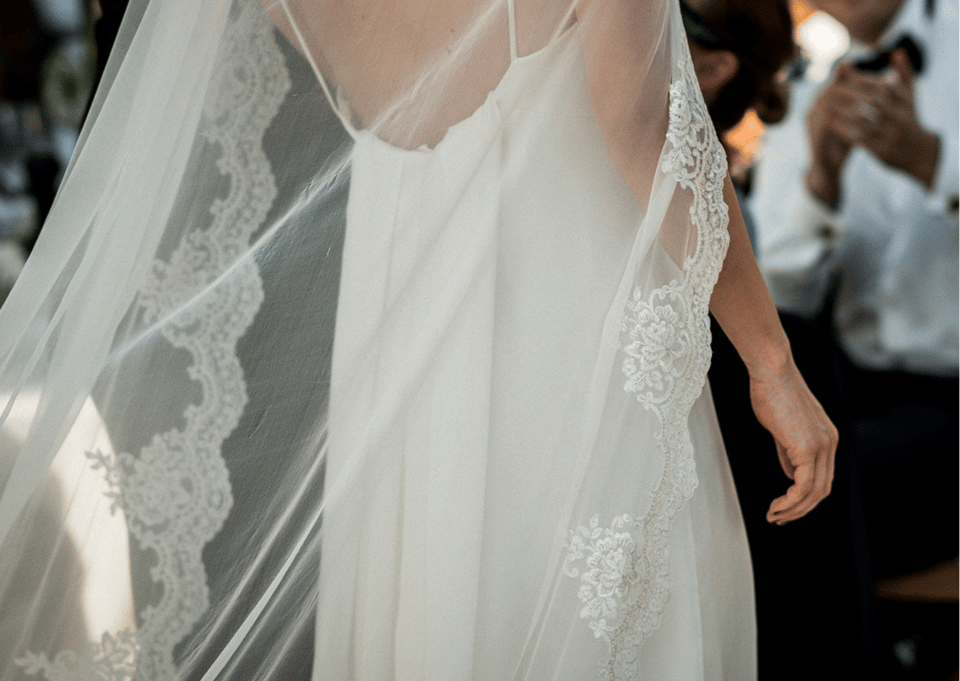 neckholder brautkleid - braut von hinten zu sehen mit schleier