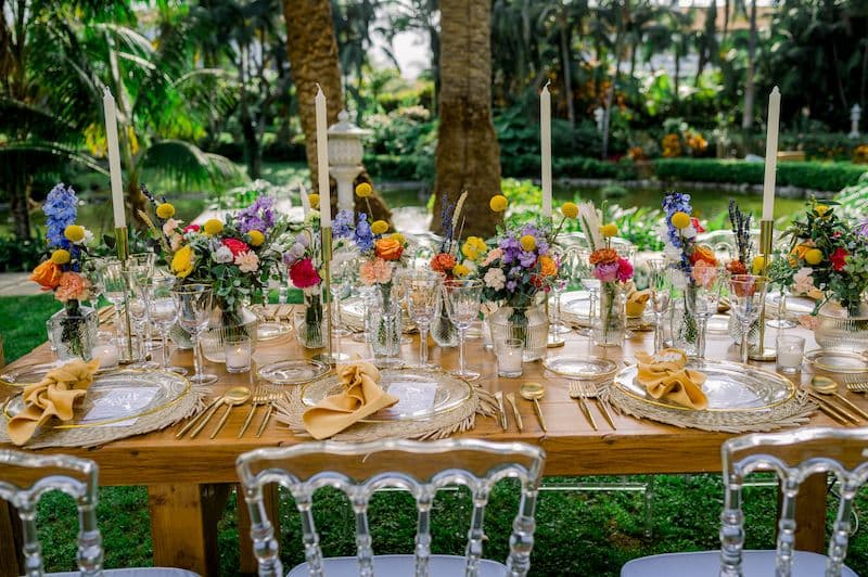 Bunt gedeckter und eleganter Hochzeitstisch