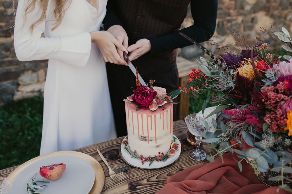 standesamtliche Trauung: Hochzeitstorte zusammen anschneiden