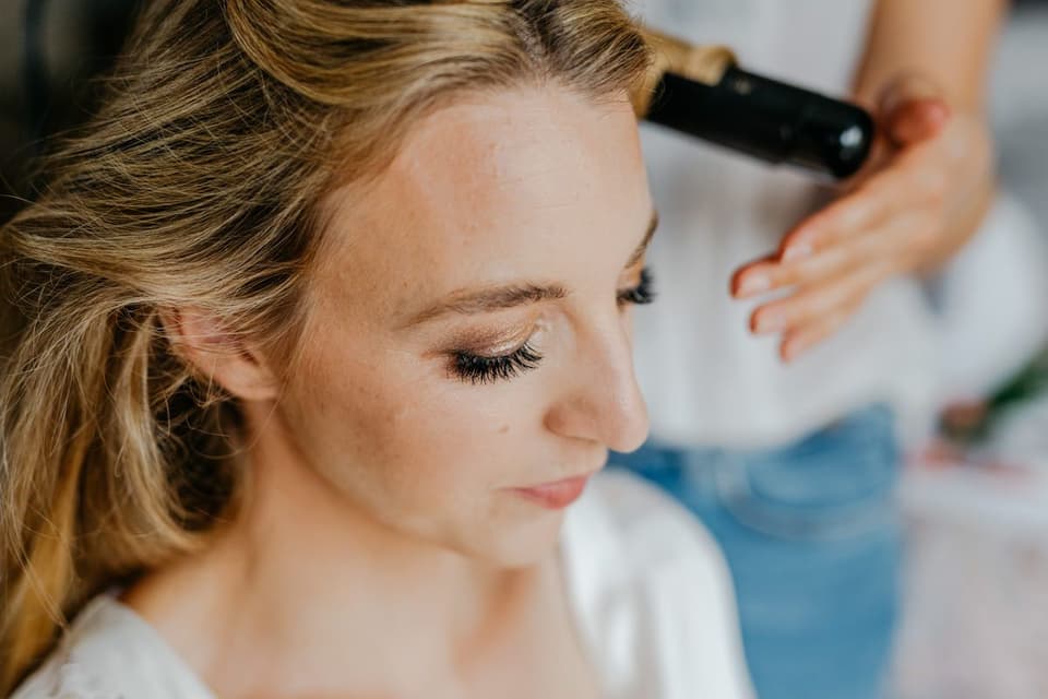Das Brautstyling findet bei der Braut zu Hause statt.