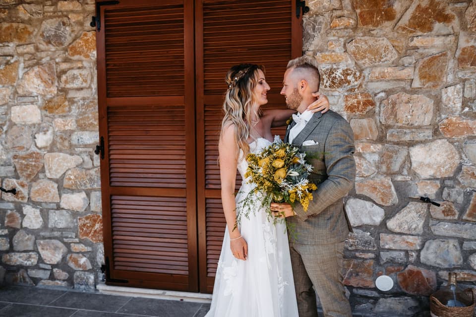 Das Brautpaar sieht sich das erste Mal am Tag der Hochzeit.