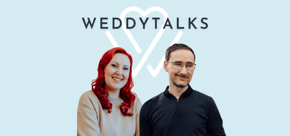 Zwei Personen stehen vor einem blauen Hintergrund mit den Worten Weddytalks.