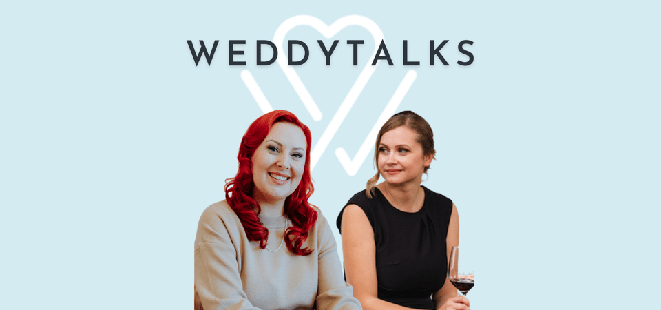 Zwei Frauen mit den Worten Weddytalks vor sich.