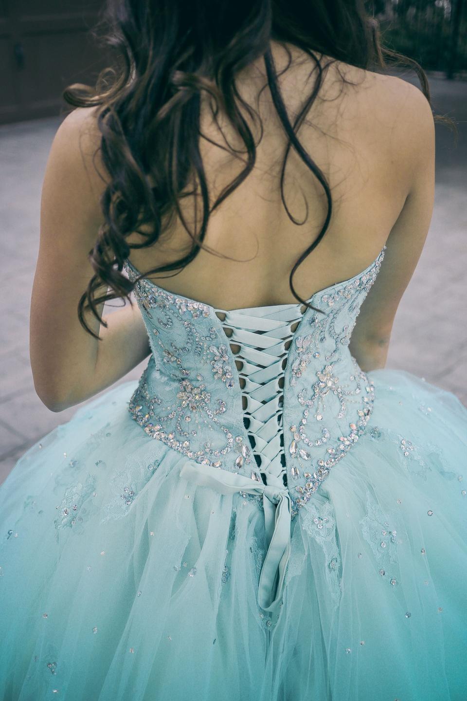 Eine Braut in hellblauem Kleid