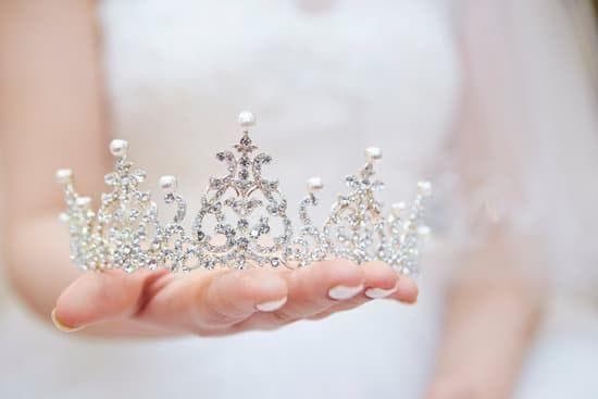 Eine Braut hält eine Tiara in der Hand.