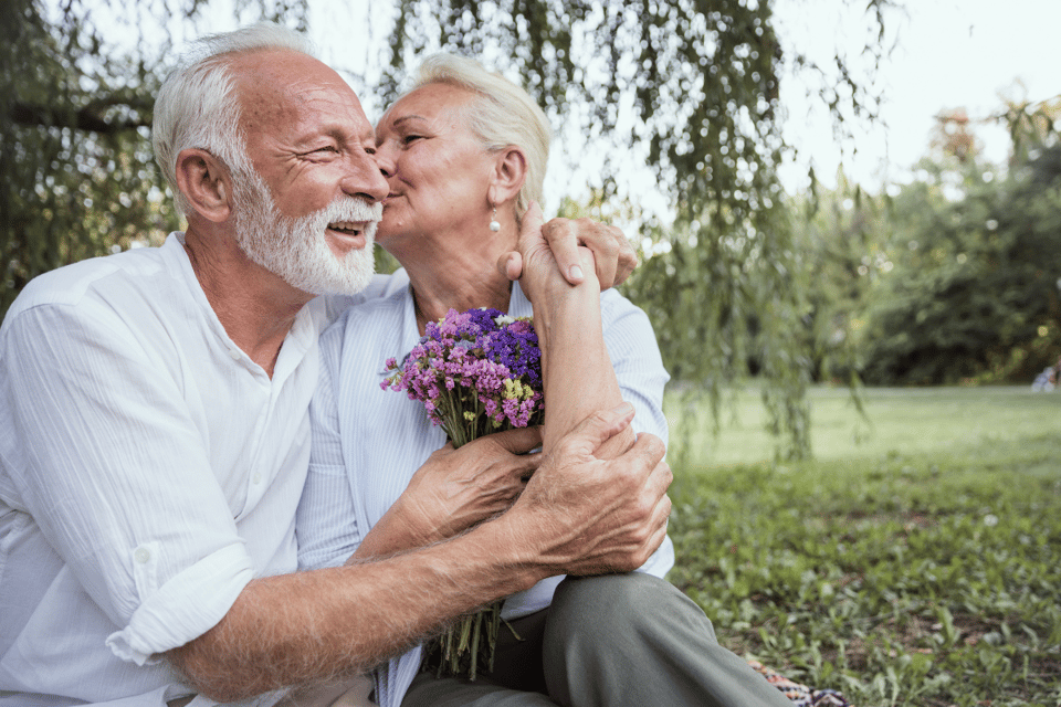mann und frau kuessen sich