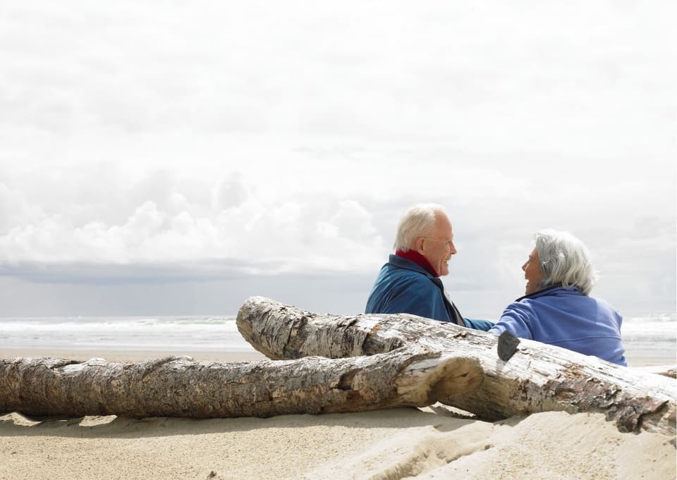 Senior Paar unterhält sich am Strand