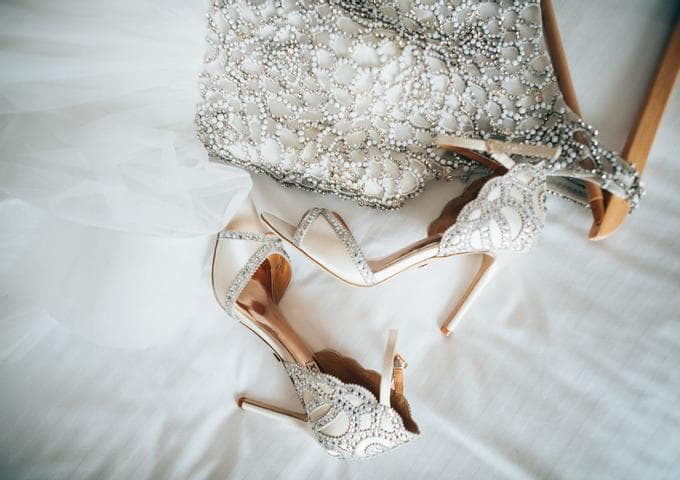 Brautkleid und passende Schuhe
