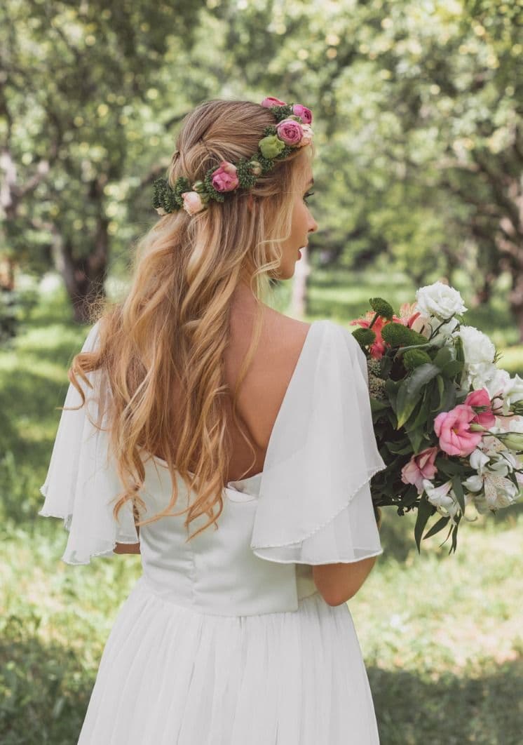 Sommerlicher Blumenkranz mit passendem Brautstrauß