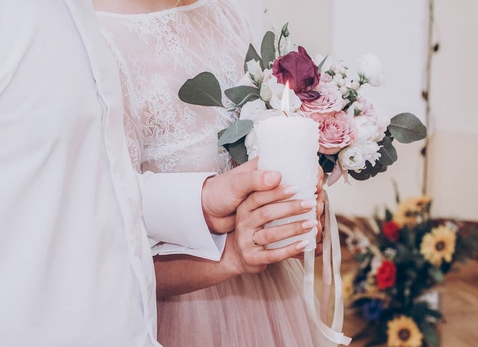 Paar hält Hochzeitskerze