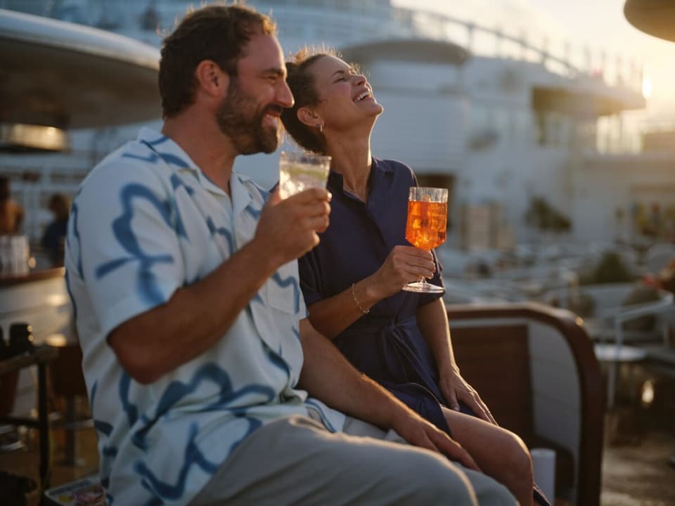 Paar erlebt romantische Momente an Bord eines AIDA Kreuzfahrtschiffs.
