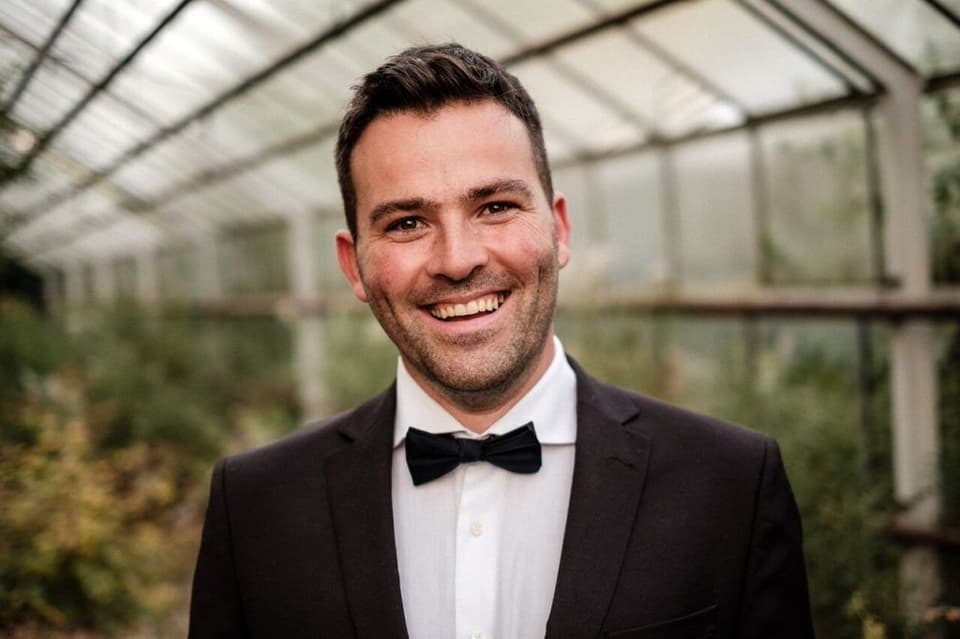 Trauredner Martin Fett lachend