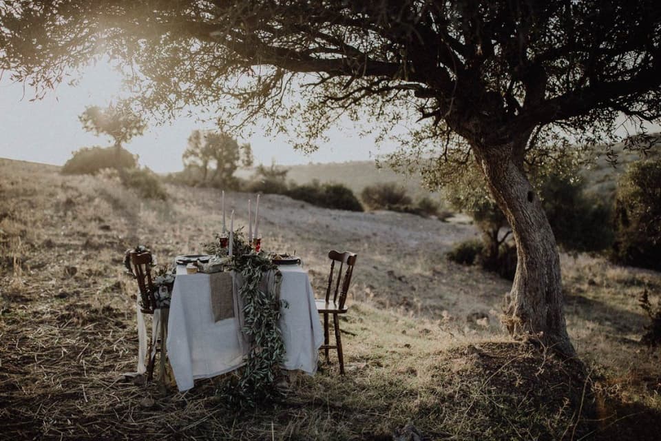 Boho Tisch im Freien unterm Baum