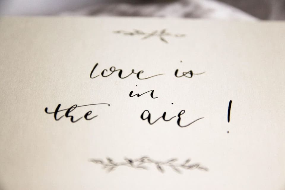 Postkarten in DIN A6 mit Schriftzug "Love is in the air"