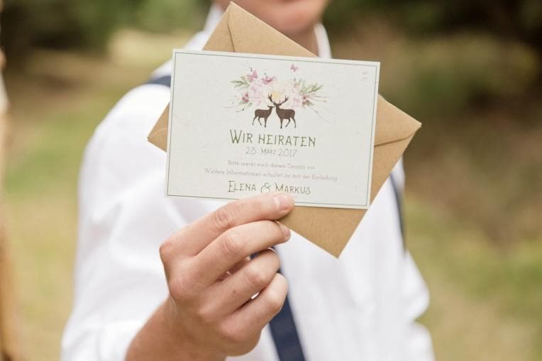 Hochzeitseinladung mit Spruch: "Wir heiraten"