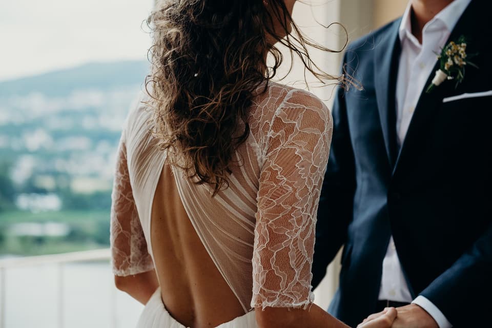 Nahaufnahme Hochzeitspaar schaut sich an