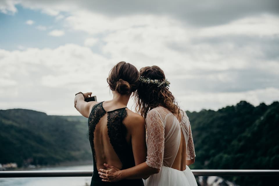 Die Braut und ihre Schwester machen ein Foto