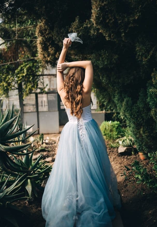 Die Braut trägt ein blaues Hochzeitskleid.