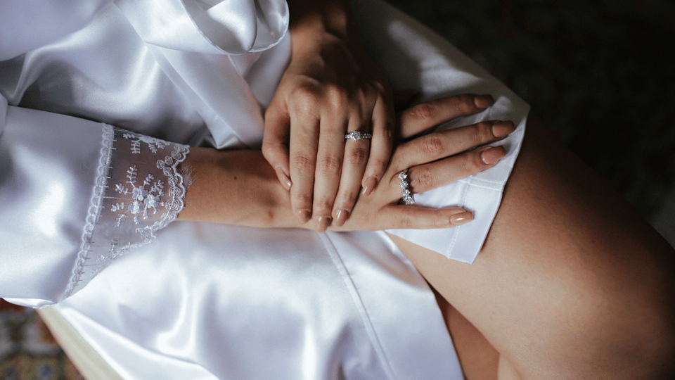 Braut am Morgen ihrer Hochzeit beim Getting Ready