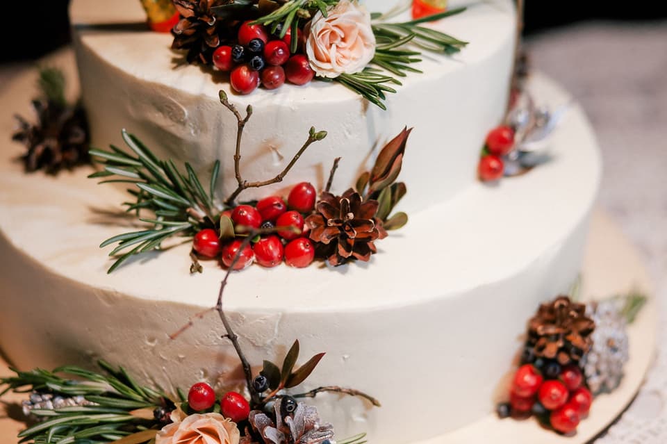 Weihnachtlich dekorierte Hochzeitstorte