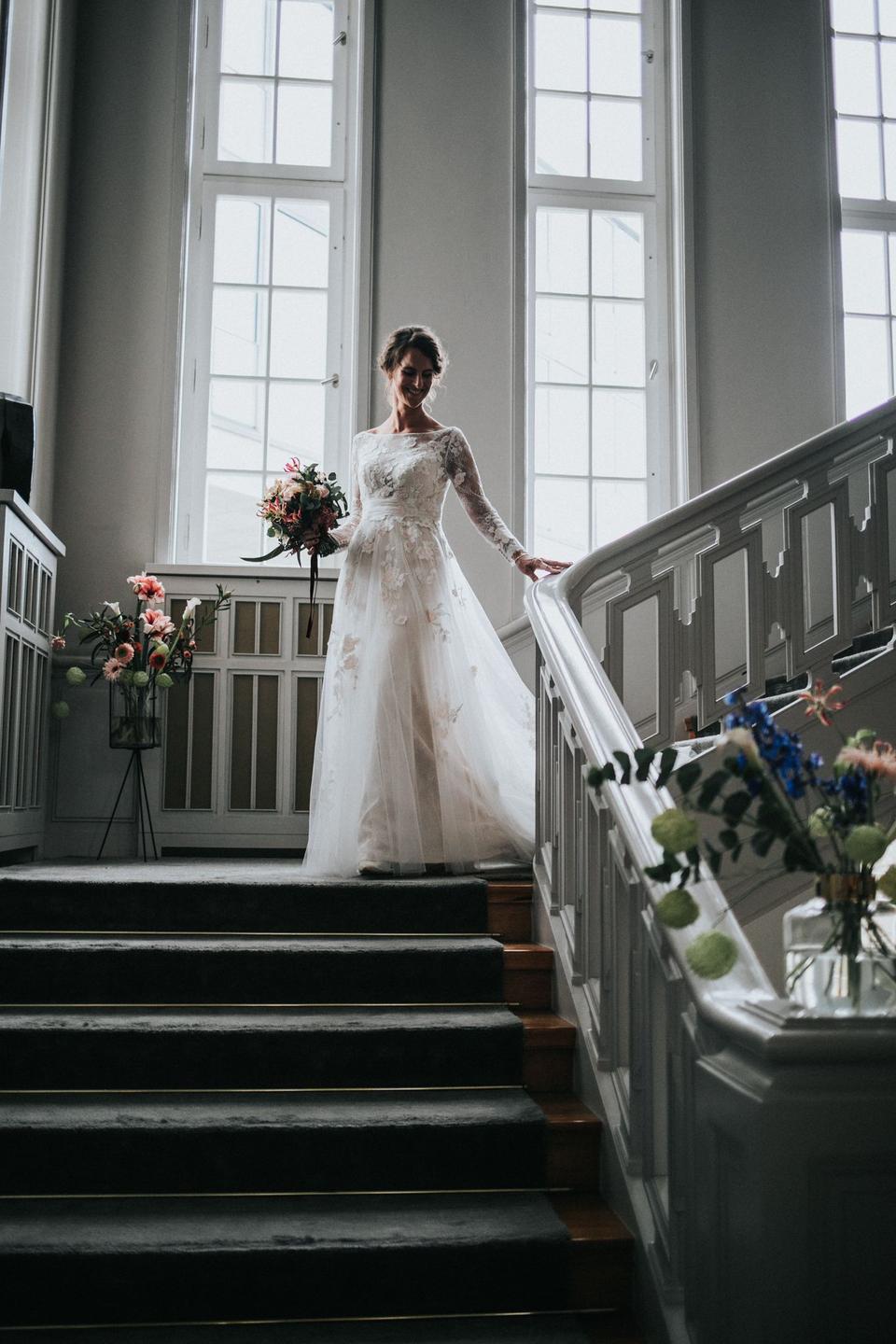 Wedding Wand: Braut schreitet eine Treppe herunter