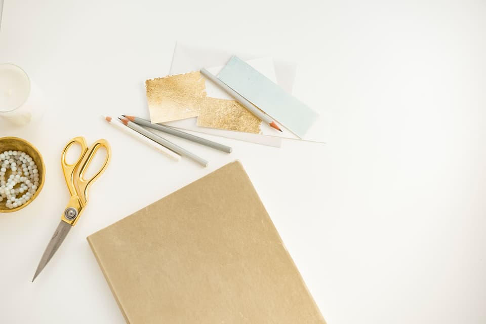Materialien für die Einladungen zur Goldenen Hochzeit