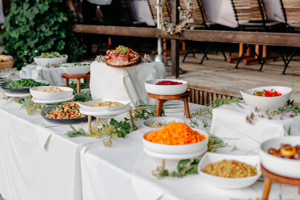Bilder: Ein Buffet zur Petersilienhochzeit mit vielen grünen Kräutern