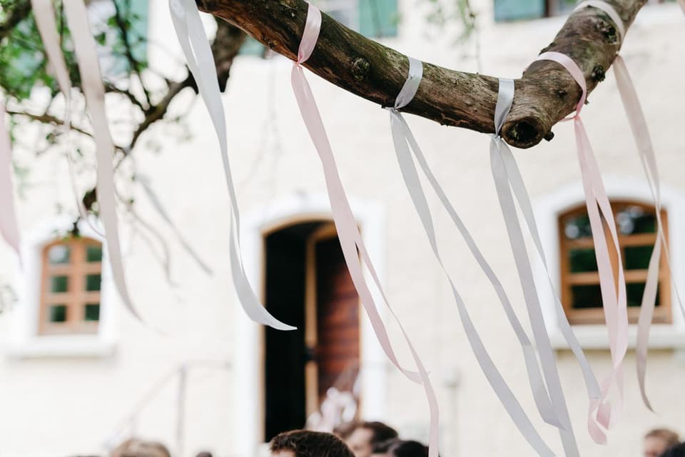 Bänder als Deko zur Porzellanhochzeit
