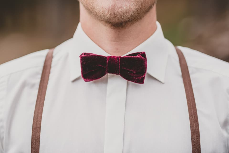 Eine Fliege in rubinrot zum 40. Hochzeitstag