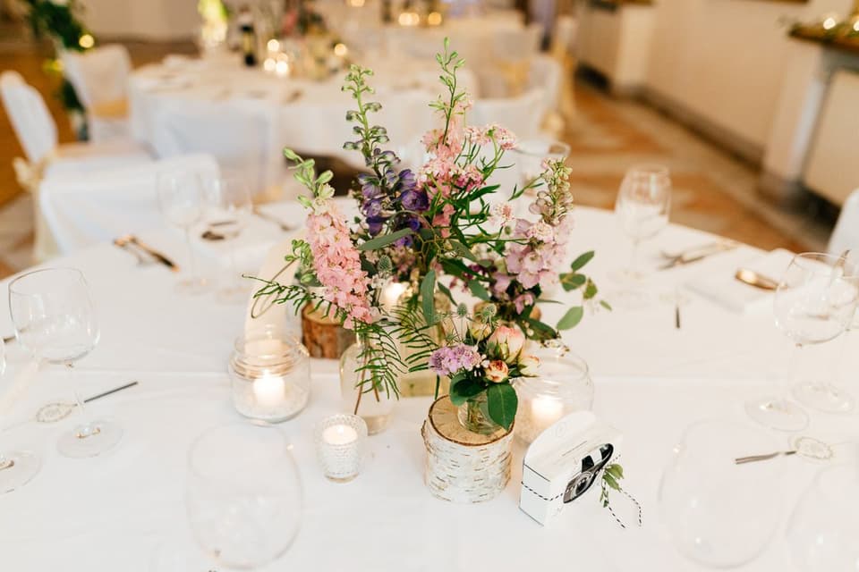 Vintage Hochzeitsdekoration mit Wiesenblumen