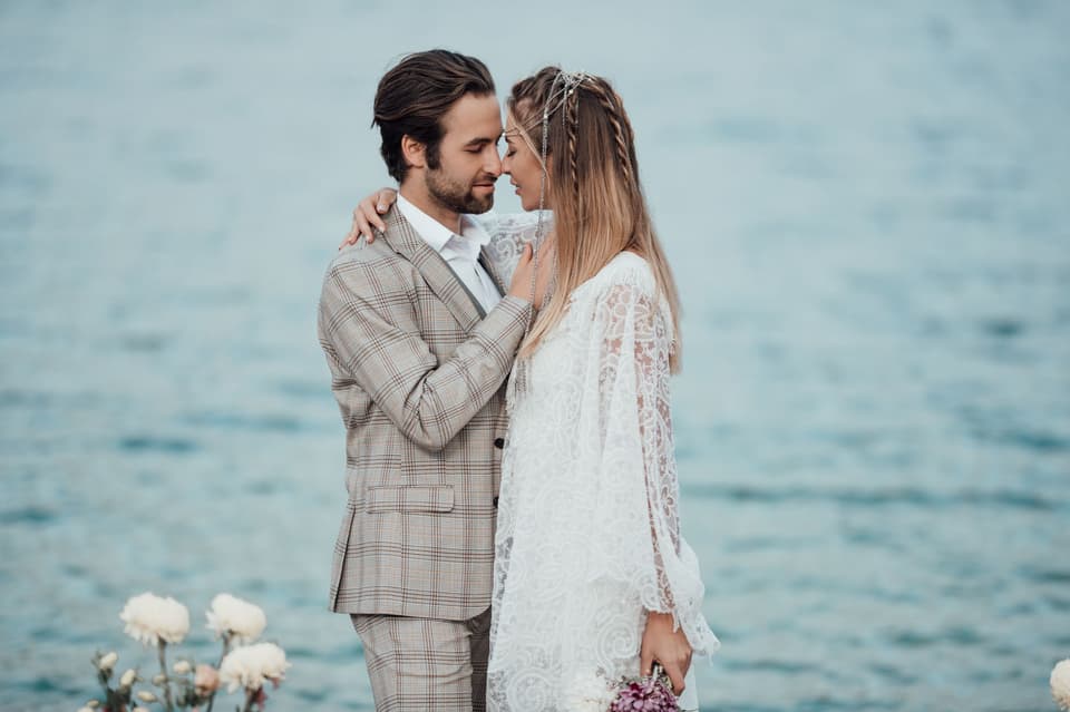 Brautpaar heiratet im Boho Look