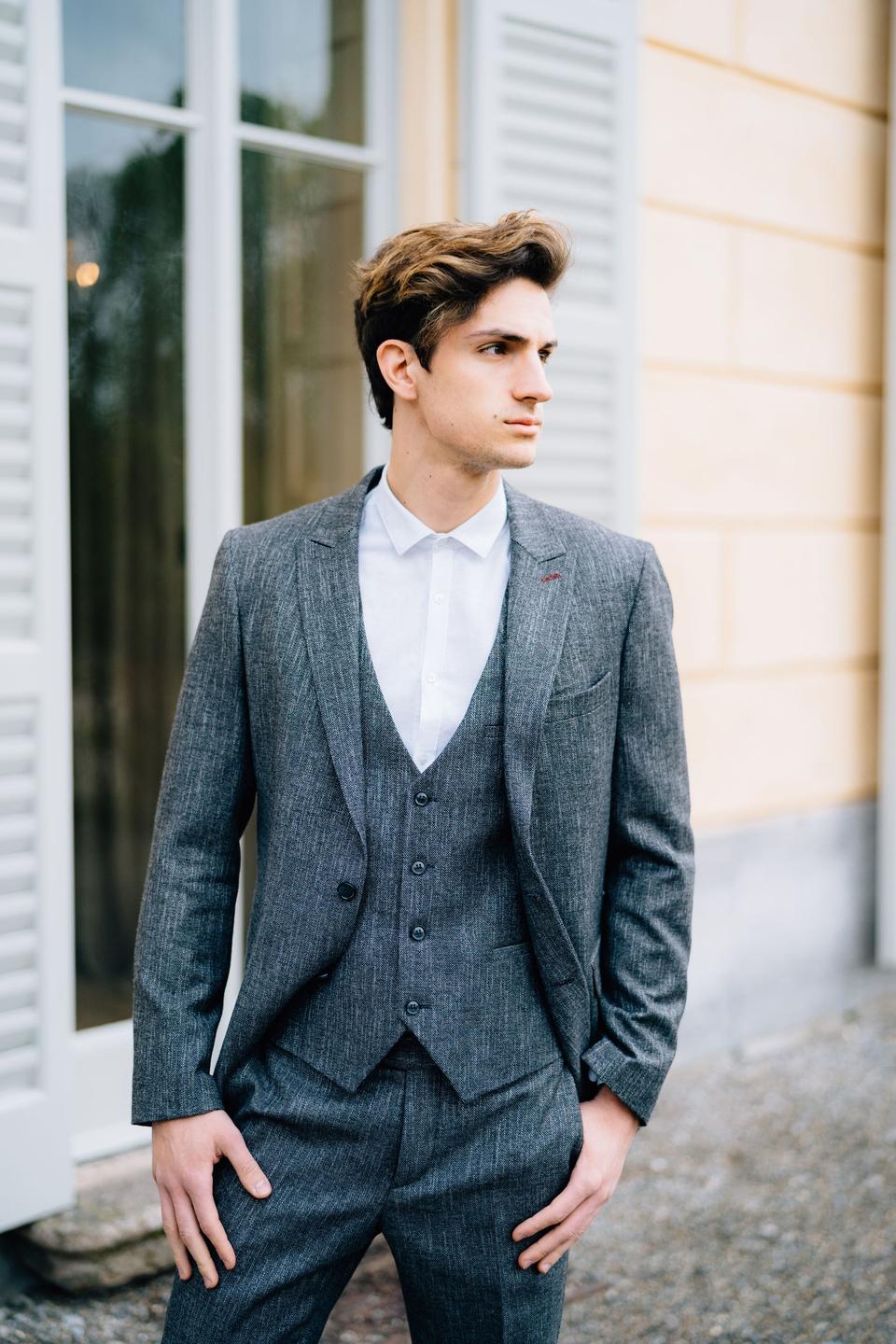 Mann im Dreiteiler zur Hochzeit