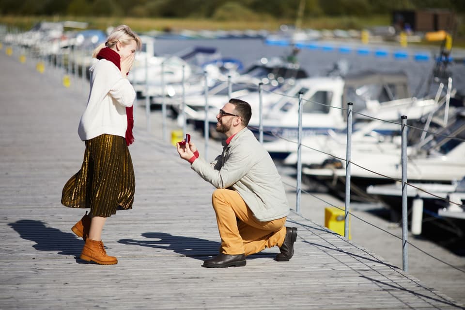 Mann macht einer Frau einen Heiratsantrag