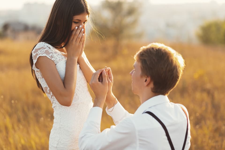 Mann macht Frau einen Heiratsantrag