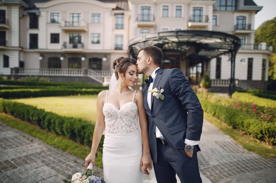 Braut und Bräutigam heiraten und halten Brautstrauß in der Hand