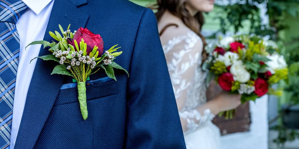 Braut hält eine Brautstrauß auf der Hochzeit