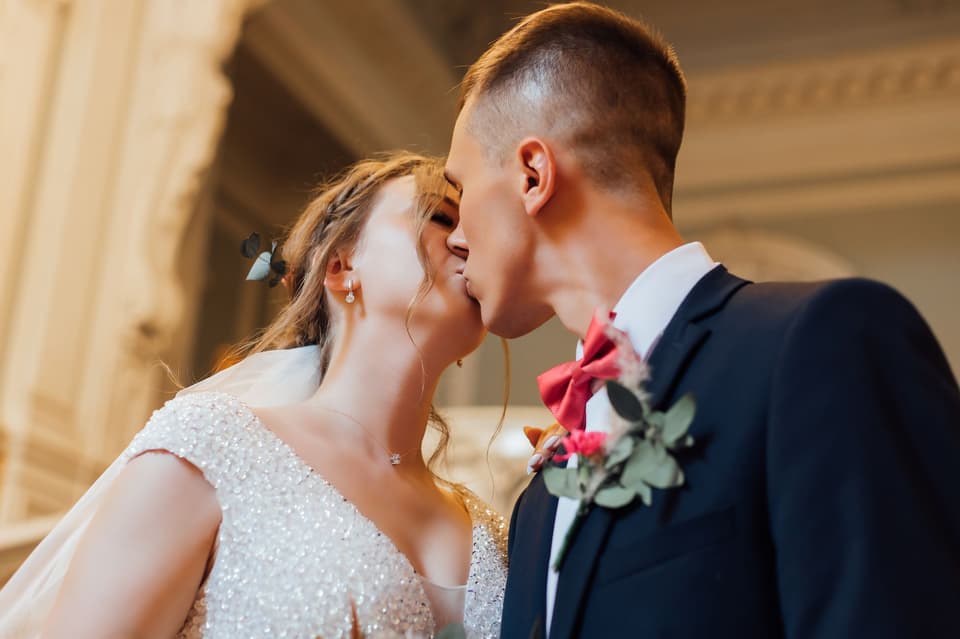 Küssendes Brautpaar auf der Hochzeit