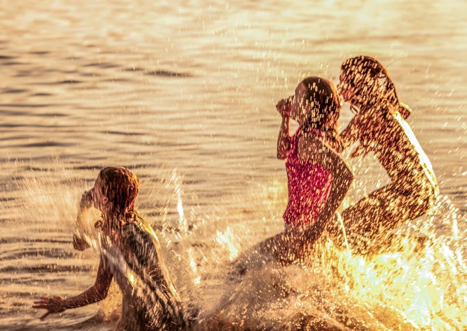 Spaß vorprogrammiert: JGA Schnitzeljagd mit Stopp am See