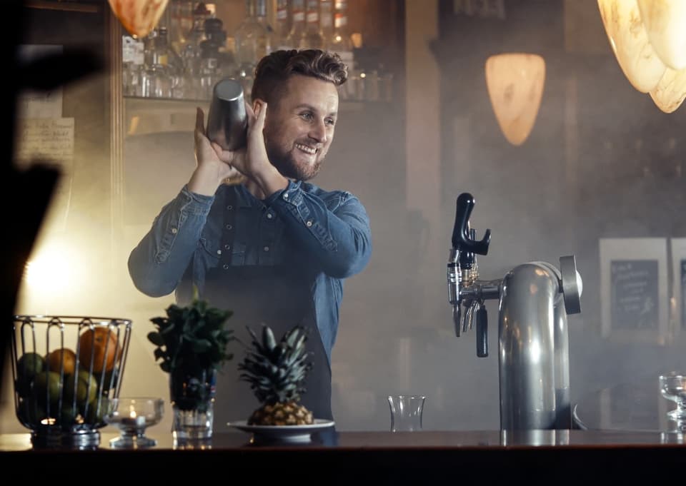 JGA Ideen: Schnitzeljagd mit Stopp in der Bar. Coktails mixen mit dem Barkeeper