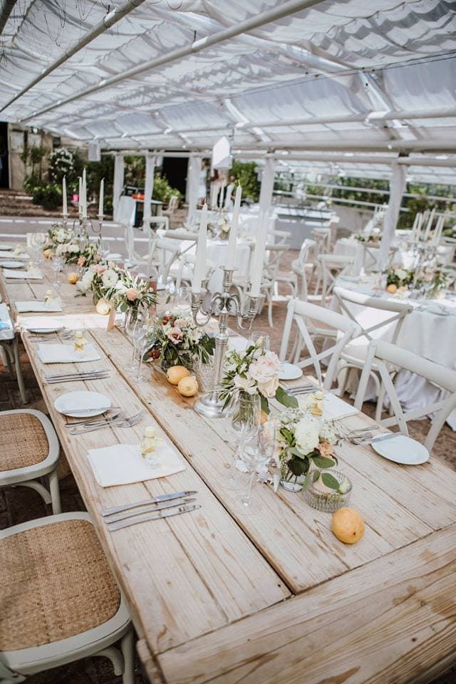 Helle Location - für die Hochzeit dekoriert